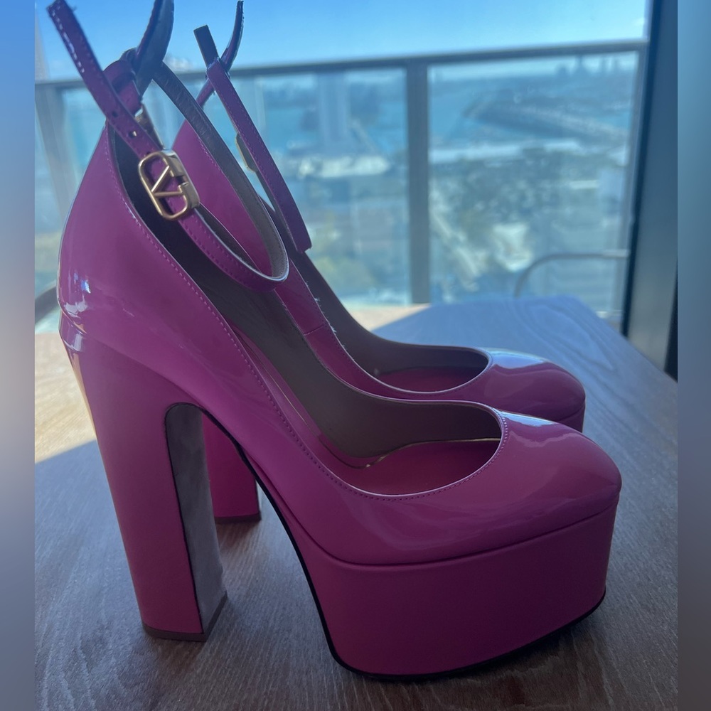 VALENTINO GARAVANI TAN-GO PLATFORM PUMP IN PATENT LEATHER 155 MM.